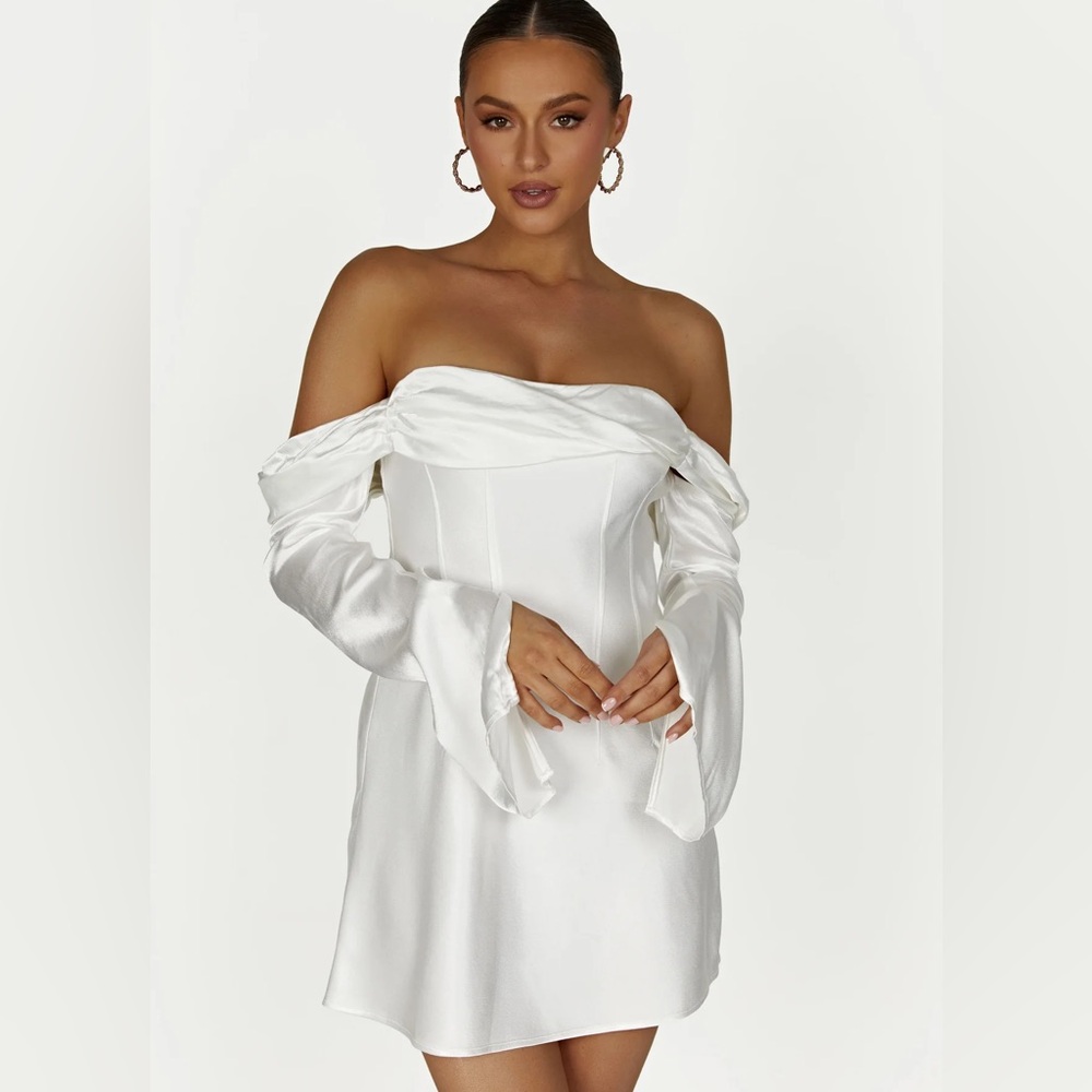 Mishki GISELLE
Off Shoulder Satin Mini Dress